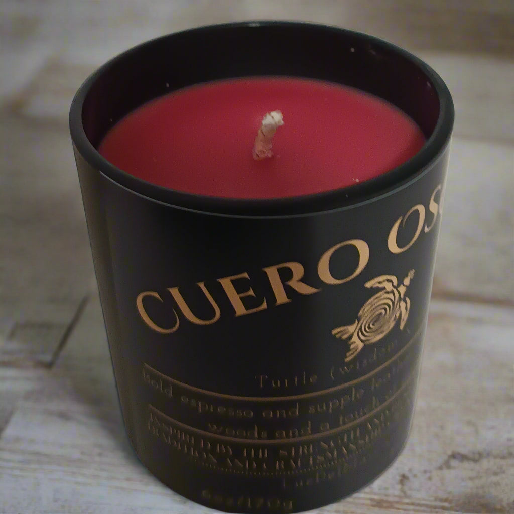 cuero-oscuro-leather-espresso-candle wick and wax close up 